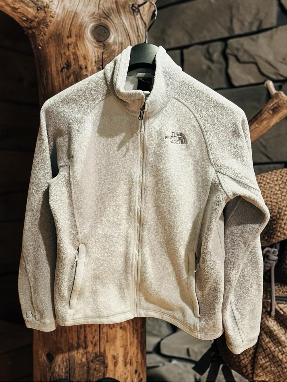 The North Face White Fleece Jacket (Size Large; 20” Pit to Pit) EUC